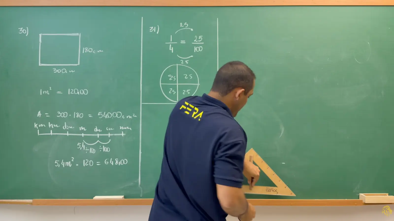 Professor Leandro Vital ministrando aula de Matemática no quadro verde para a Turma Online FERA