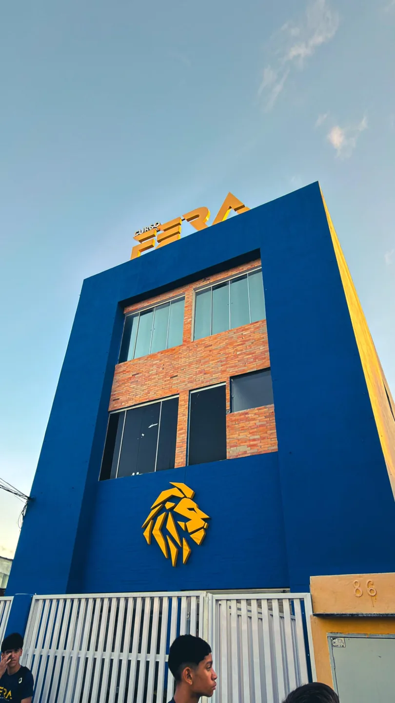 Fachada azul do prédio FERA, com identificação e leão na entrada
