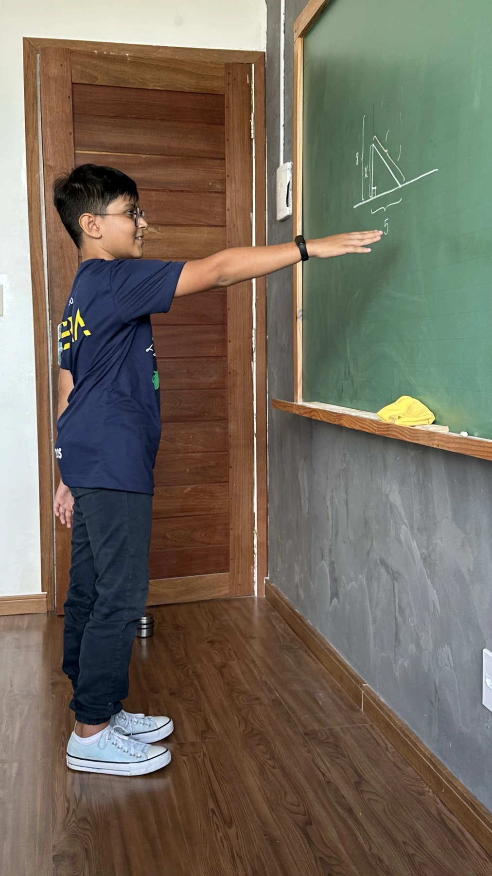Aluno de 7º ano apontando sua resolução no quadro verde