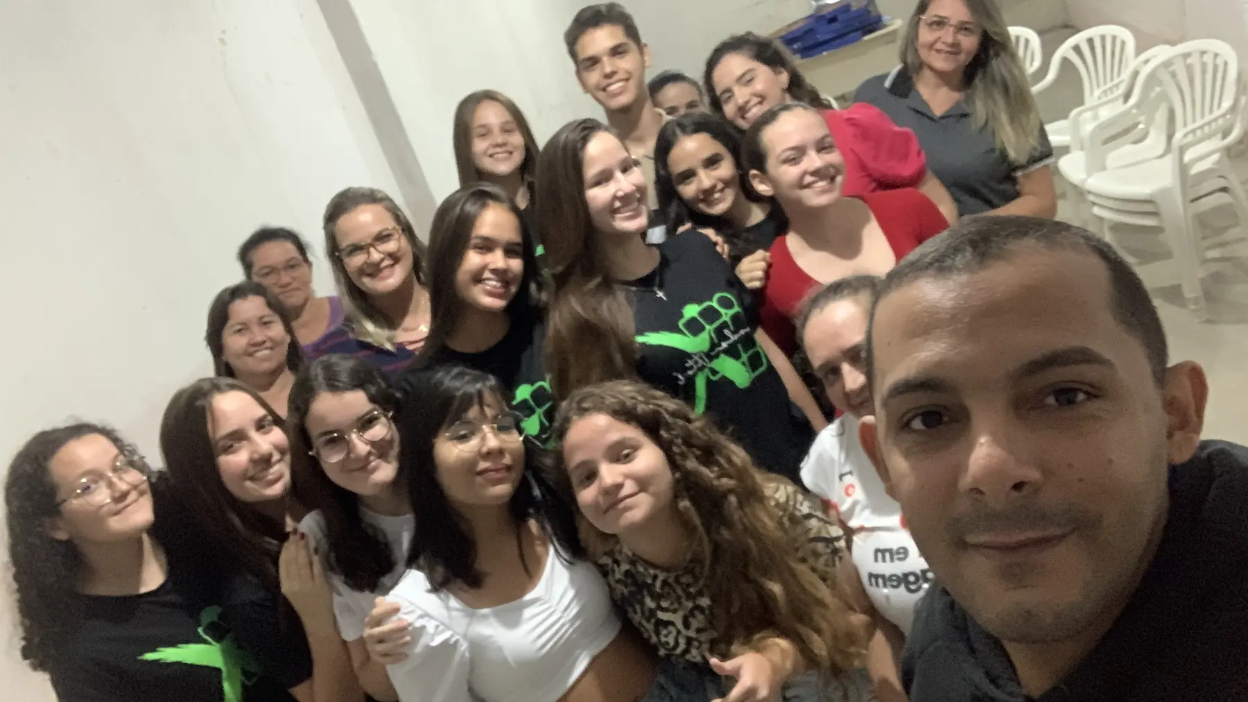Professor Leandro reunido com alunos da comunidade FERA