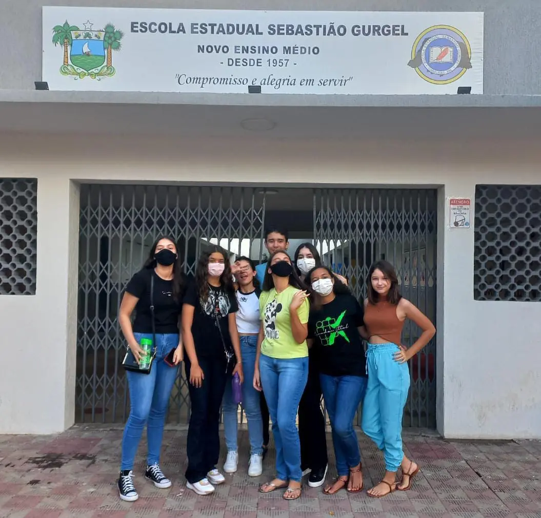 Professor Leandro com alunos em visita à Escola Estadual Sebastião Gurgel