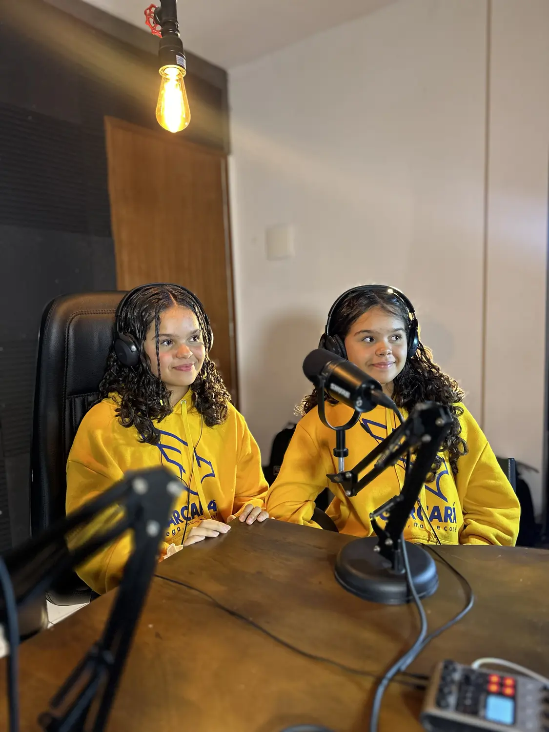 Alunas do FERA participando de um podcast