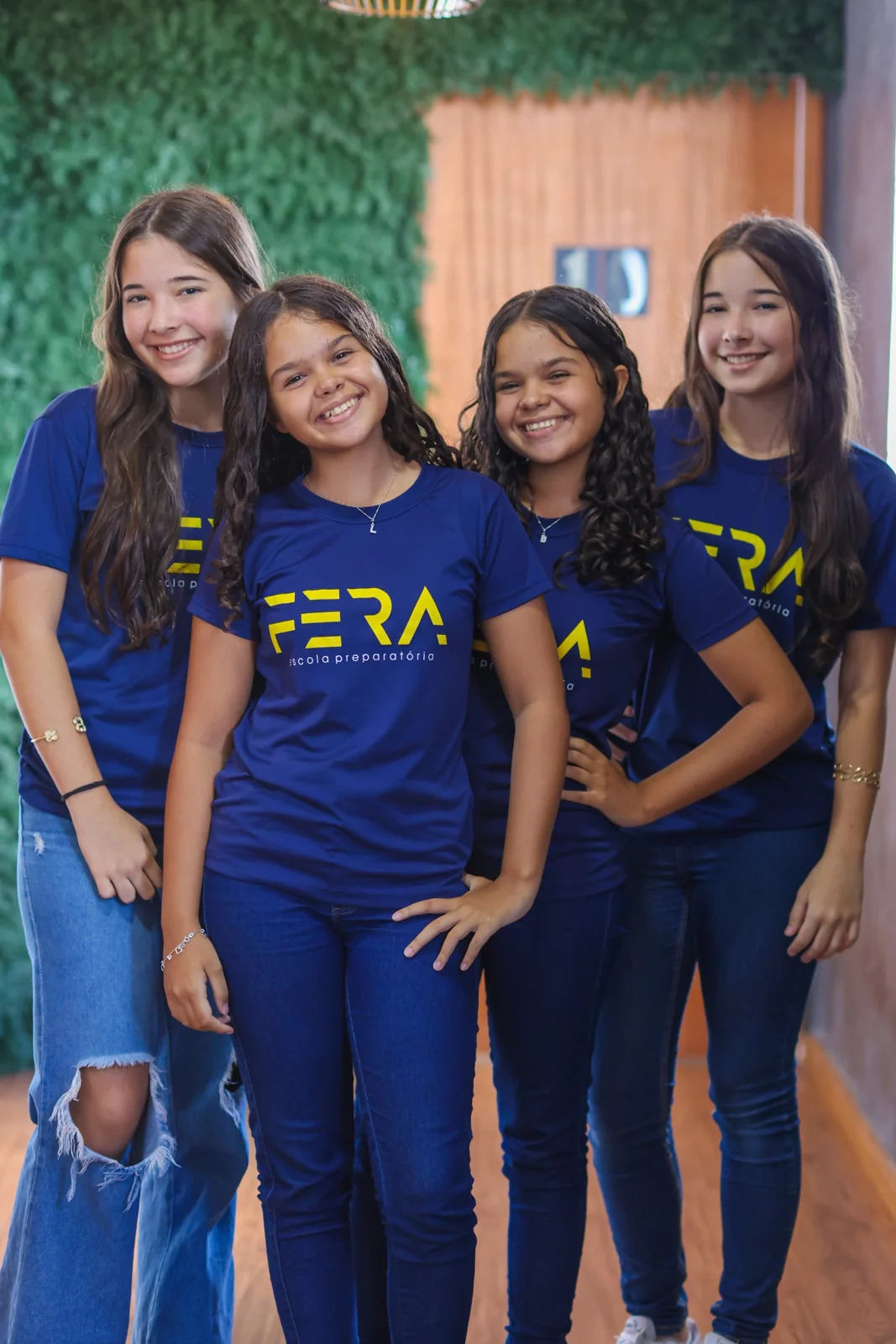 Quatro alunas com camisetas do FERA reunidas em uma fotografia