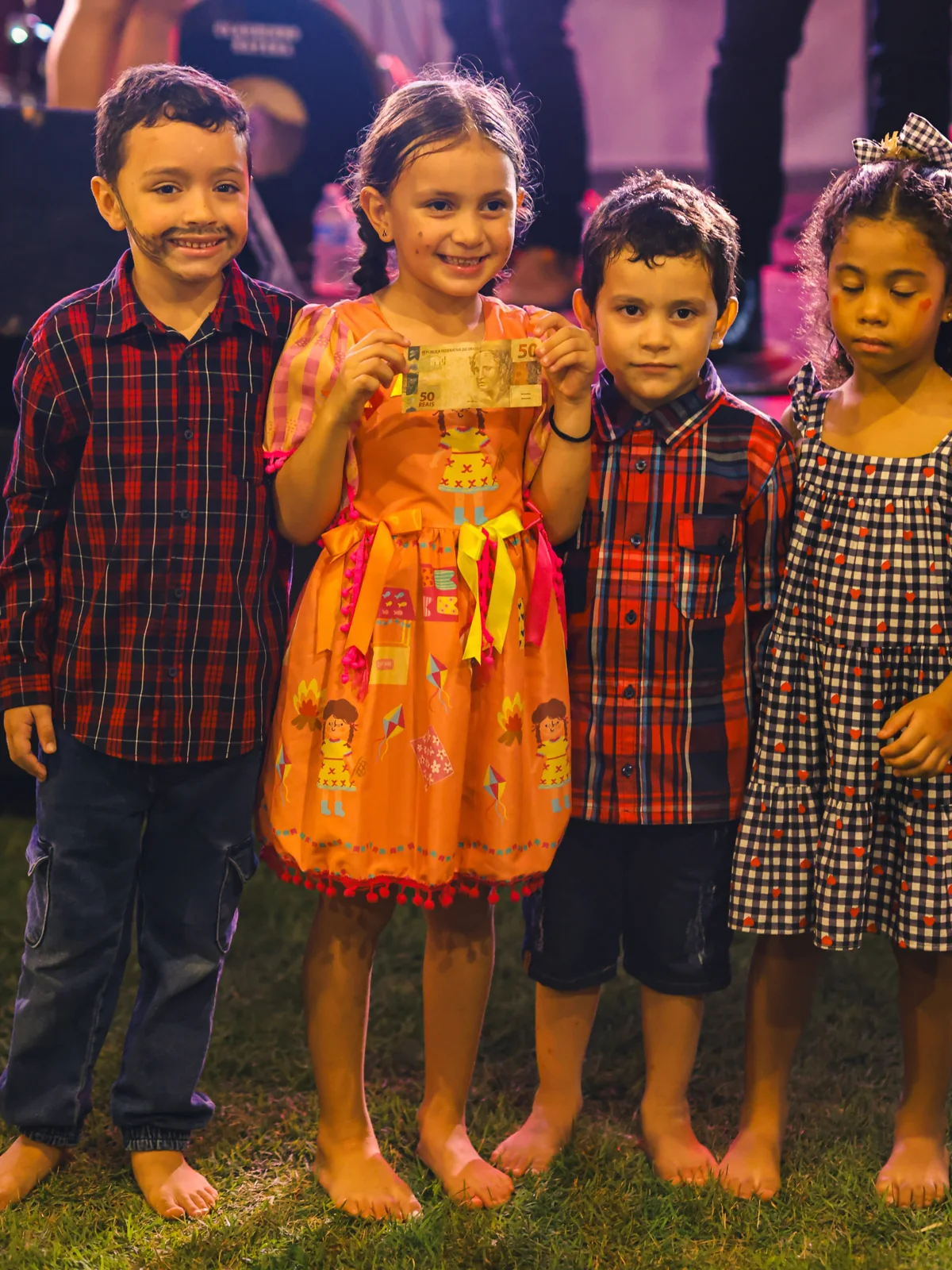 Crianças com roupas juninas reunidas no 5º Arraiá do FERA