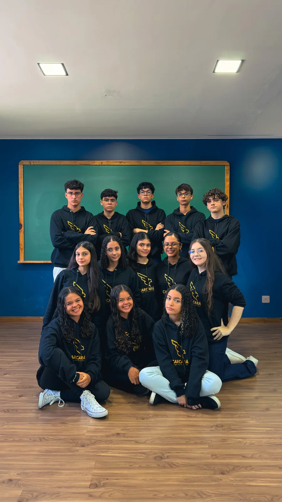 Alunos FERA reunidos para uma fotografia diante do quadro verde
